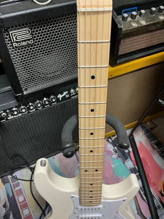 Behringer IAXE 624 CENTARI USB Guitar in white solid body