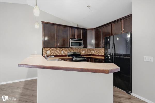 $350,000 / 3br - 1456ft2 - UPDATED TOWNHOME! (10359 Valley Park Drive) (Anchorage)64301752034434123