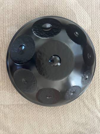 Nova 9-note D minor handpan in excellent condition. 1