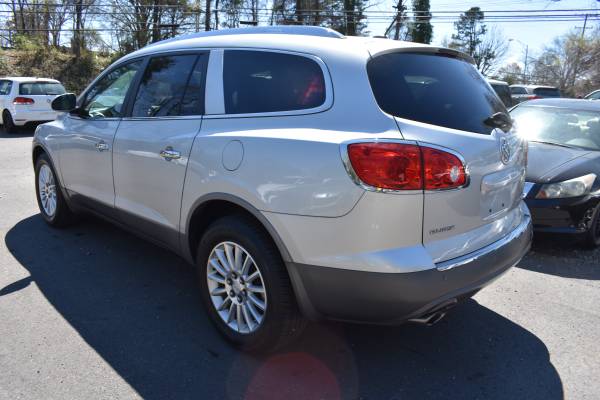 2011 BUICK ENCLAVE CX WITH 3RD ROW SEATING AND 142,000 MILES - $7,500 (Greensboro 4206 United ST)63502490962817122