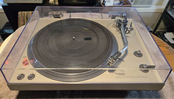 Technics SL-1400 Semi-Automatic Turntable. Recapped, excellent condition. 1