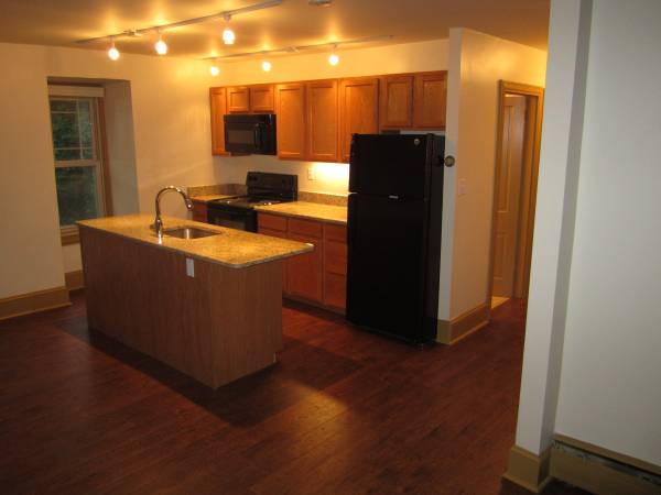 $1,150 / 1br - Custom features, Renovated!! (Aston)63754674047491122