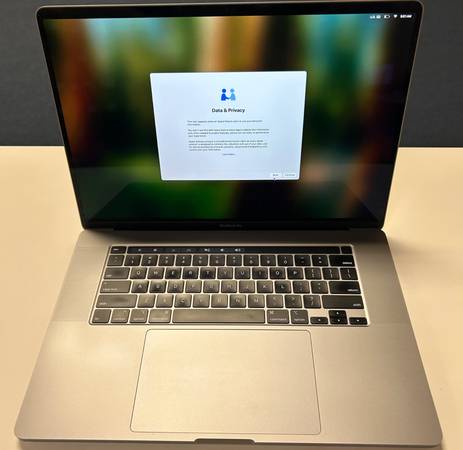 MacBook Pro 2017 15-inch 2.8 4-Core i7 16GB 256GB Radeon Pro 540 4GB 1