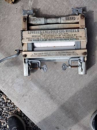 Antique clothes wringer 1