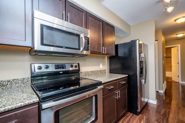 $1,445 / 2br - 879ft2 - AVAIL NOW & A RENT SPECIAL! 2BR CONDO @ 1000 Oakcrest St in IOWA CITY! (1000 Oakcrest St #308, Iowa City, IA)63897405103747120