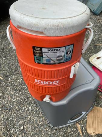 Igloo 5 gallon cooler 1