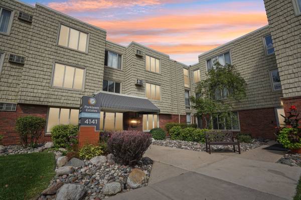 $1,655 / 2br - 940ft2 - Community Room, Laundry Facilities, Walk to Bus Line (4141 Parklawn Ave, Edina, MN)63868814636161120