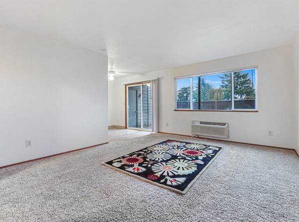 $1,295 / 1br - SE Portland 1B - 15 Miles to Portland, Dining Table Space, WD Hookups (SE Portland)63914740372482122
