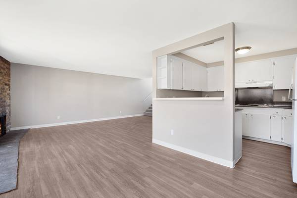 $2,000 / 2br - 1372ft2 - 🪵 Noches junto a la chimenea y delicias en el patio trasero: ¡Amplio adosado de 2 habitaciones! (Lacey)63688586974081121