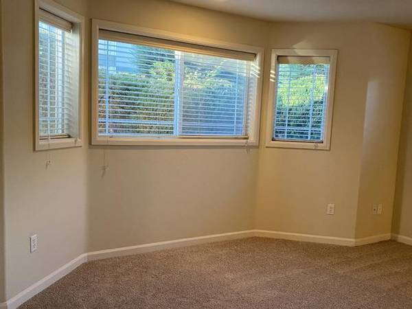 $1,600 / 1br - 887ft2 - Resort style lagoon pool with spa and surrounding sun deck (Kennewick)63803219350657124