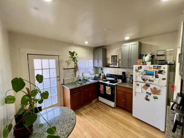 $2,300 / 2br - 740ft2 - Couples welcomed! --Sunny, hardwood floors, close to Telegraph (berkeley)63847324578945121