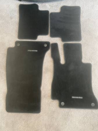 2022-24 Mercedes E450 4pc floor mats 1