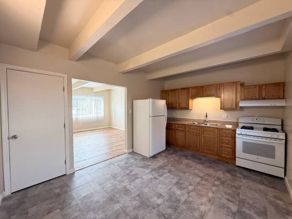 $2,295 / 2br - 900ft2 - Renovated Townhouse - Gated and Secure Community - Private back patio! (hayward / castro valley)64049799624577120