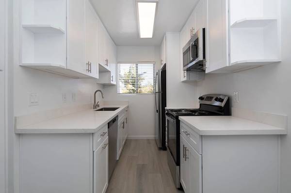 Simplicity Meets Comfort: Enter Inside & Relax! 1