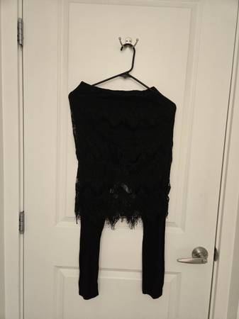 Elegant black lace legging, perfect for any occasion. 1