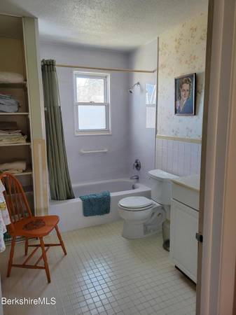 $1,403 / 1br - 1000ft2 - Enjoy all the Berkshire offerings just in time for summer! (Lenox, MA)64017045581443122