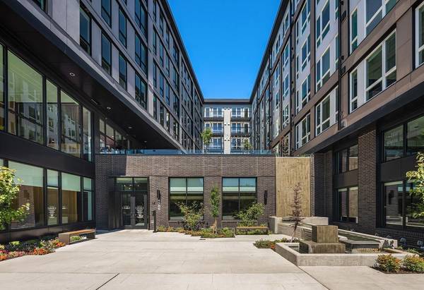 $4,660 / 1br - 1121ft2 - Urban Oasis: Stylish Apartments with Designer Touches (University Village)63884889358081122