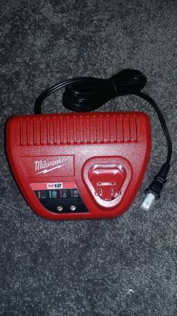Milwaukee M12 Charger 1