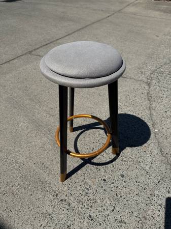 Single 24" stool 1