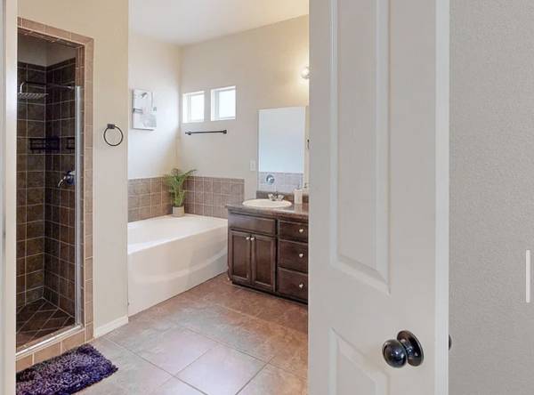 $265,000 / 4br - 1747ft2 - 378 Emerald Woods St.64303380252931124