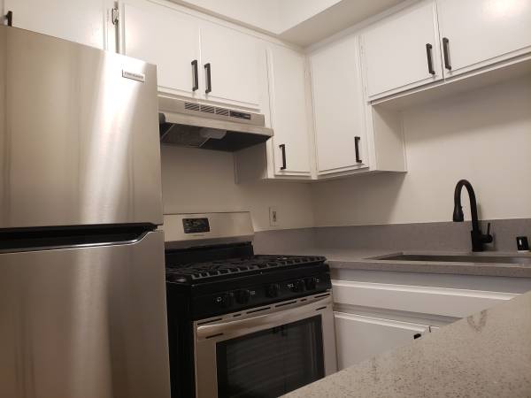 AVAILABLE NOW!*FIRST MONTH FREE!*BONUS ROOM*WASHER/DRYER in UNIT* 1