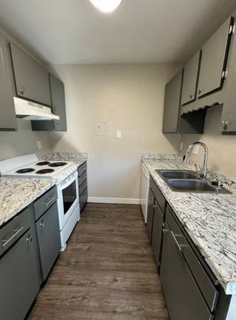 $895 / 1br - Awesome spacious 1-bedroom, 1-bath corner Unit  * Updated bathrooms * (Colorado Springs)63686691688835124