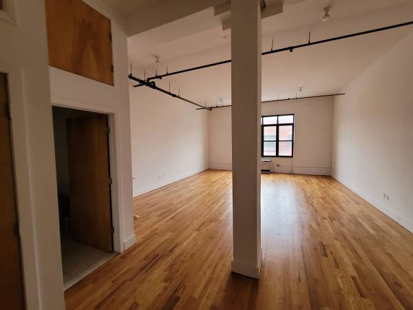 $2,300 / 950ft2 - LARGE SPACIOUS LOFT IN PRIME  LOCATION WITH PRIVATE  BATHROOM. (Brooklyn)63684763120129123