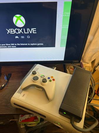 Xbox 360 game system w/ 1 wireless controller pickup Inman / Campobello SC area, 1