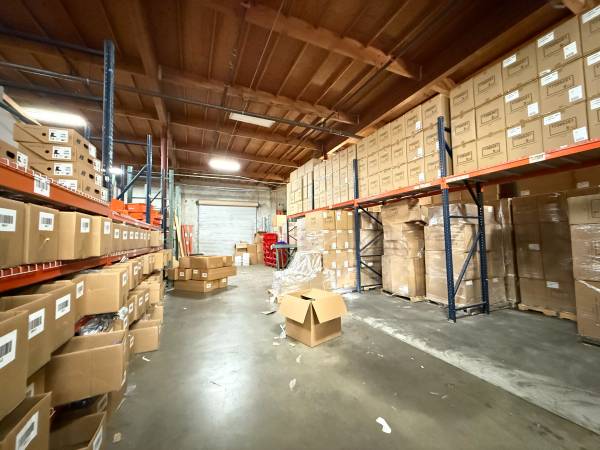 INDUSTRIAL WAREHOUSE ✚ ✚ 1