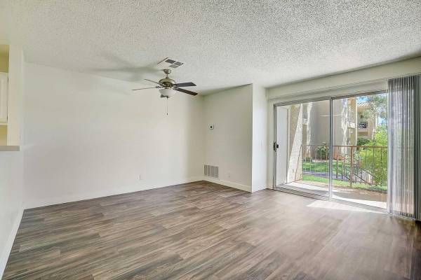 $1,399 / 1br - 792ft2 - Walking/Biking Trails, Roman Tubs, Faux Wood Flooring (Henderson)63907027779075120