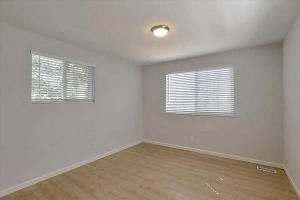 $1,210 / 2br - Spacious Modern apartment with Open-Concept Kitchen & Large Balcony! (santa cruz)64023716104706121