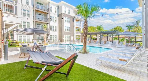 $1,985 / 560ft2 - A Must See, Polished concrete & wood-style flooring64015946357506120