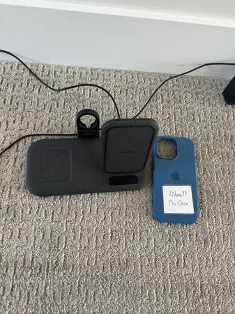Mor-phie Wireless Stand Charger For Smartphones 1
