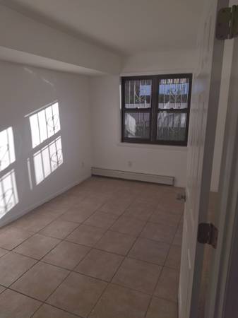 $1,800 / 1br - 600ft2 - 1 bed room (Howard Beach)64033633999105121