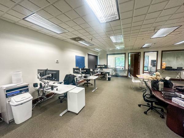 $1,615 / 1436ft2 - 🚪Executive Office Suite for Lease – Along Airport Road (Redding)63972529062275121
