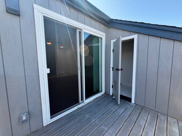 $2,295 / 3br - 825ft2 - Top floor, renovated 3bd in Secure Community! Balcony, Parking, More! (hayward / castro valley)63664203391489123