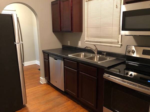 $2,400 / 3br - OTOÑO 2026-2027! Casa de 3 dormitorios en el centro de Iowa City! ¡Camina a clase! (215 Melrose Court Iowa City IA)63976401395074121