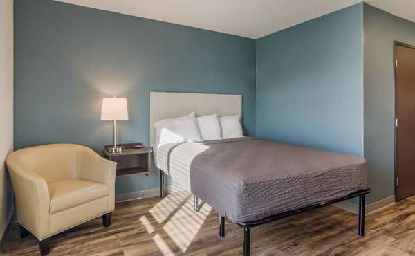 $1,350 / 1br - Low weekly and monthly rates, 4 miles from RV Hall of Fame & Museum (810 E Windsor Ave, Elkhart, IN)63666032111233123