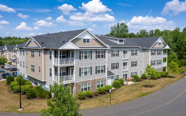 $2,310 / 1br - 1103ft2 - Controlled Access/Gated, Fully Equipped Kitchen, Clubhouse (95 Filley St, Bloomfield, CT)63989073761539123