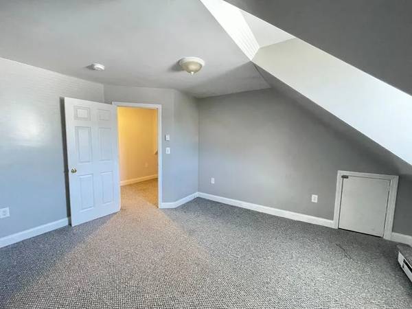 $1,300 / 2br - 2-bedroom, 1-bathroom apartment nestled in the heart of Derry (Derry)63656196104323124