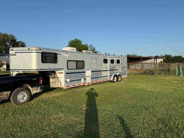 Price reduced Sundowner 3 horse with living quarters 1