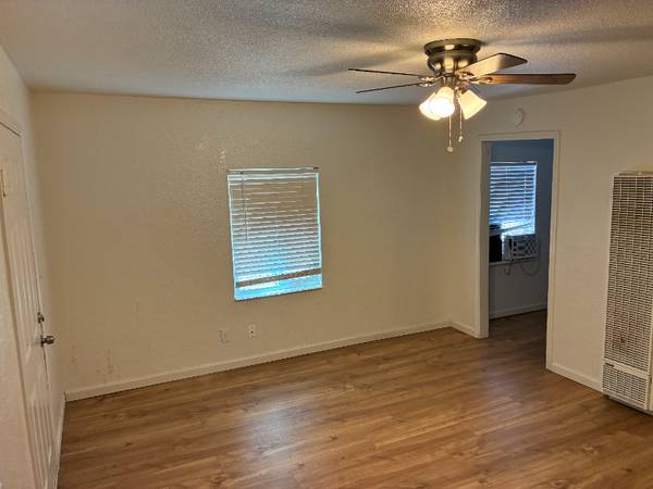 $1250.00 / 1br - 350ft2 - **RENT SPECIAL!** - Charming Studio Duplex Apartment in Sacramento63900180375810122