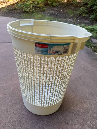 Rubbermaid 1.6 BU Decorative Laundry Hamper white 1