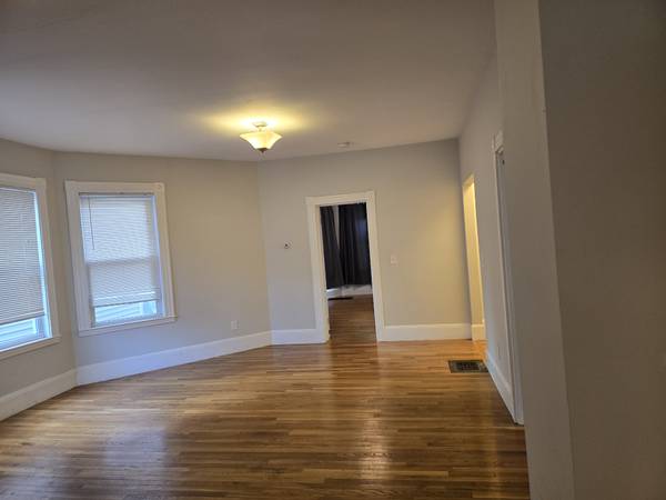 $3,300 / 3br - 9/1!Gran ubicación 3BD! ¡6 min a Davis T! ¡Estacionamiento! ¡Lavandería! Mascotas negociables! (Davis Square)63856338341379124
