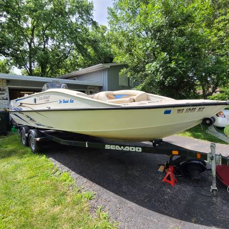 2010 Lowe SD224 deck boat 150 Mercury OptiMax outboard 1