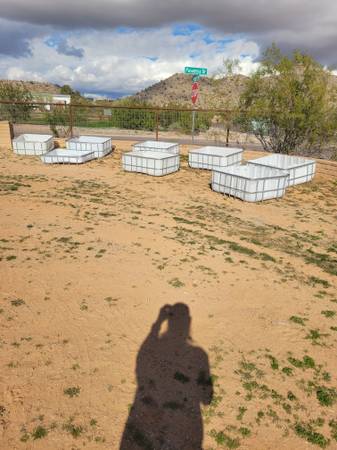 2-PIECE LIGHT WEIGHT PORTABLE LIVESTOCK GROUND FEEDERS 1