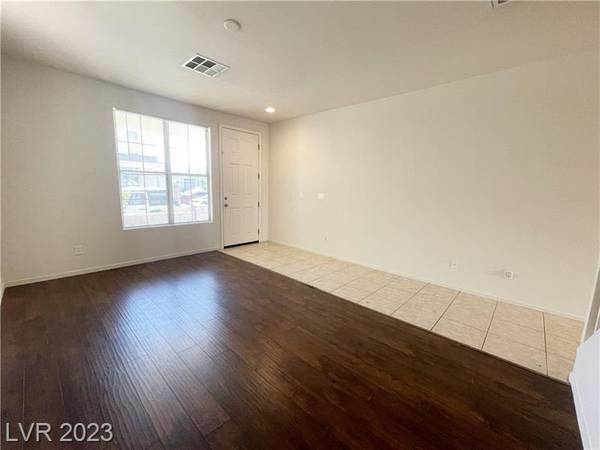 $1,825 / 3br - 1532ft2 - Cozy 1,500+ Sqft 3-bedroom house with 1-car Garage & Upgrades (Silverado Ranch - Eastern/St.Rose)63859498357763123