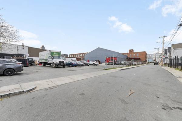 $3,600 / 3000ft2 - WAREHOUSE SPACE / Office Space / STORAGE SPACE !! (Everett / Bow Street)63612006187011121