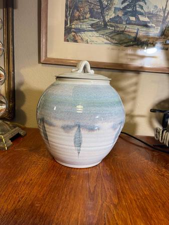 Beautiful Handmade Pottery jar with lid 1