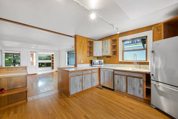$3,000 / 2br - 1536ft2 - Charming 2-Bdrm Home with Stunning Water Views near Historic Downtown (Bellingham)63920958932354124